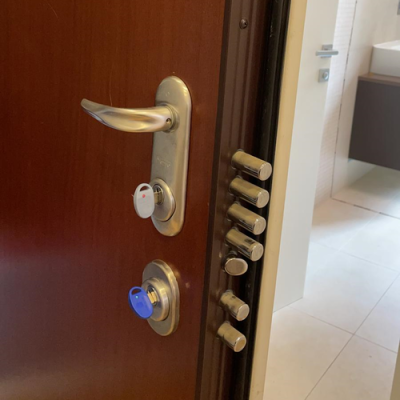 Fabbro per installazione serrature Milano