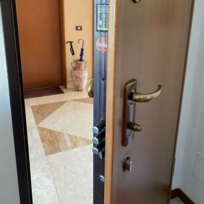 La manutenzione della porta blindata