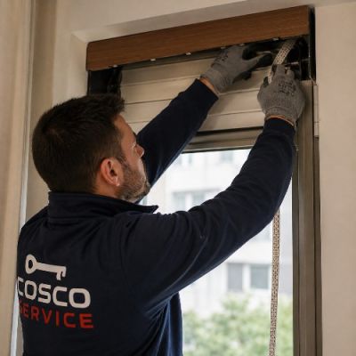 Operatore cosco service che aggiusta la corda di una tapparella