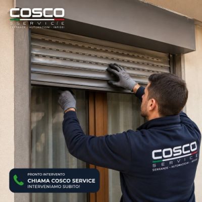 Operatore Cosco Service che ripara una tapparella.
