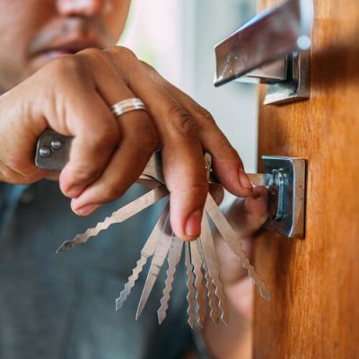 I metodi utilizzati da un fabbro per aprire una serratura